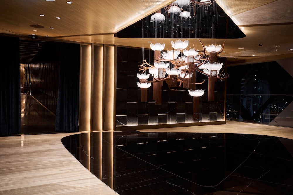 création lumineuse sur mesure en verre soufflé dans un hotel