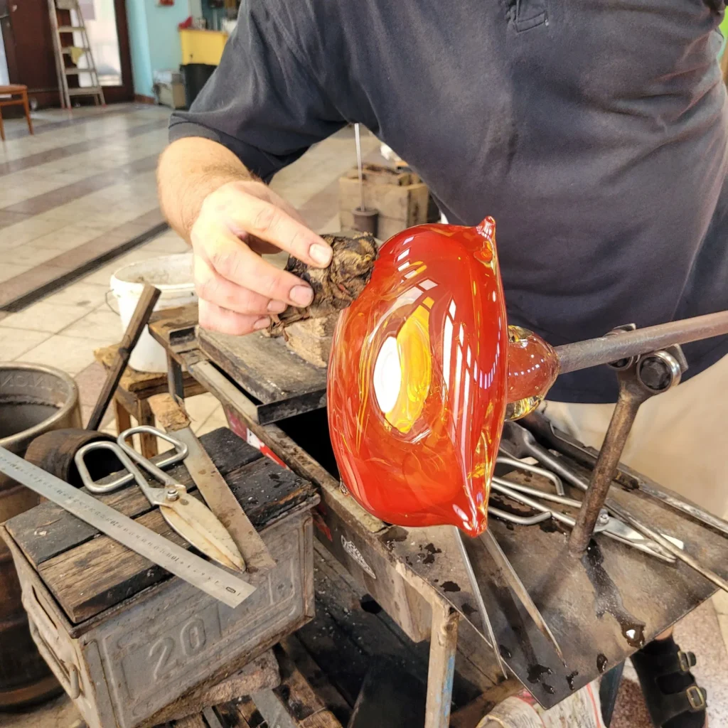 modelage de la pièce selon le savoir faire du verre soufflé