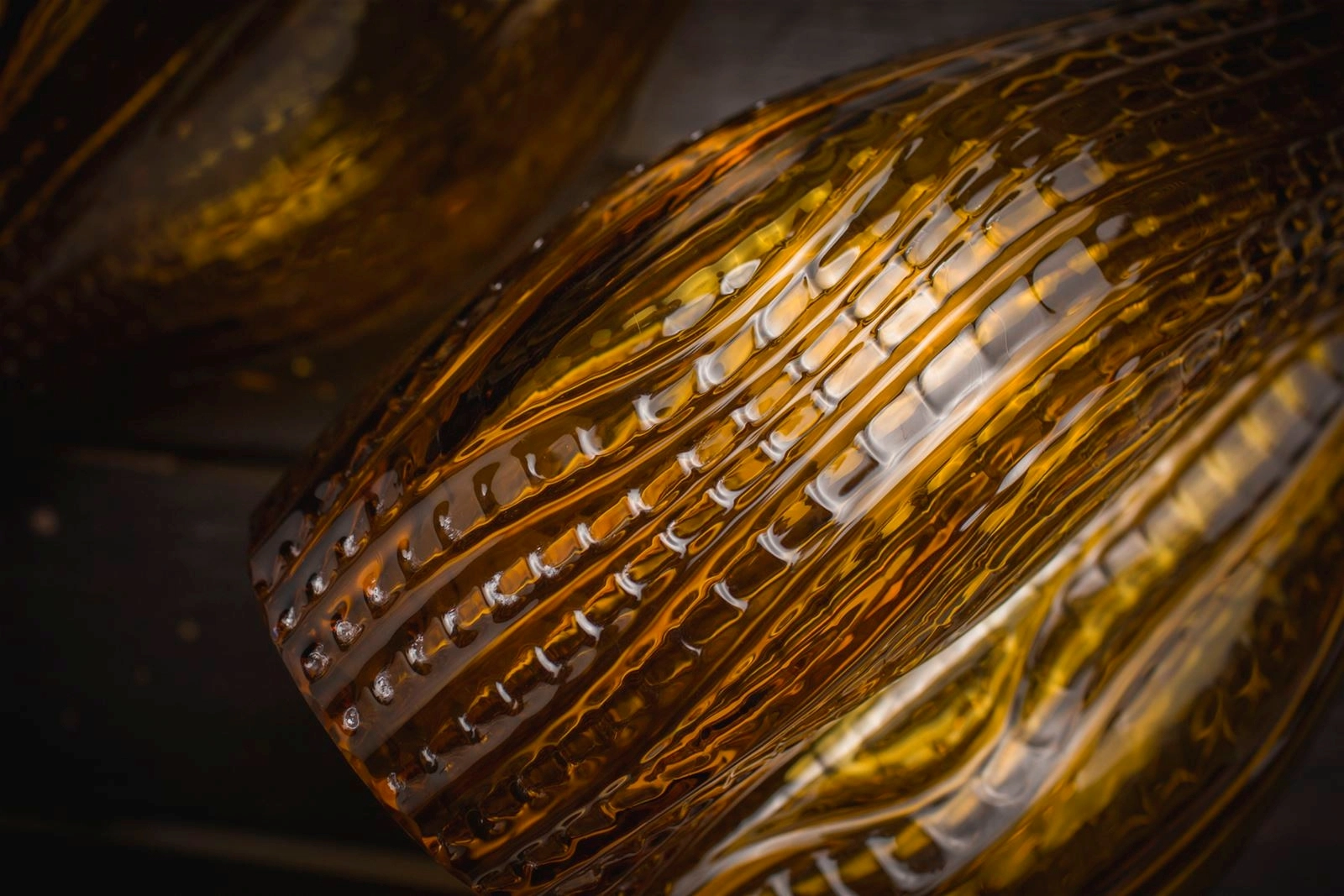 détail d'un luminaire en verre soufflé et travaillé
