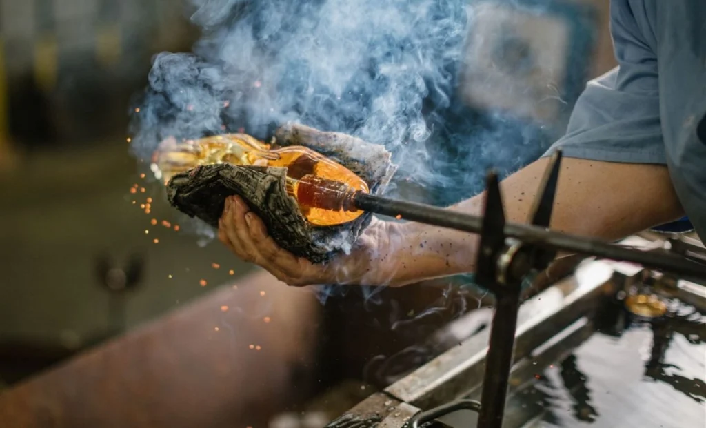 travail du verre en fusion selon le savoir faire du verre soufflé
