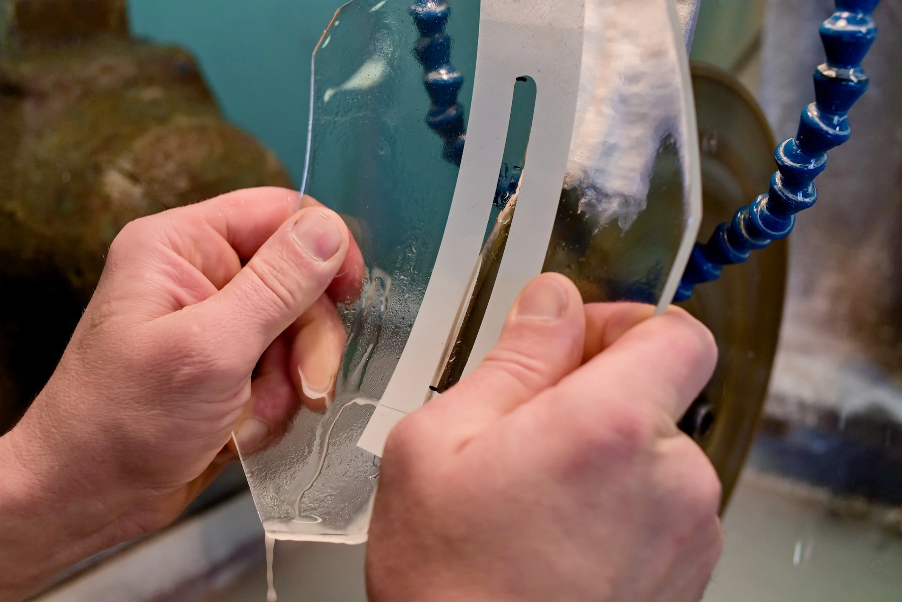 travail du verre soufflé dans une verrerie