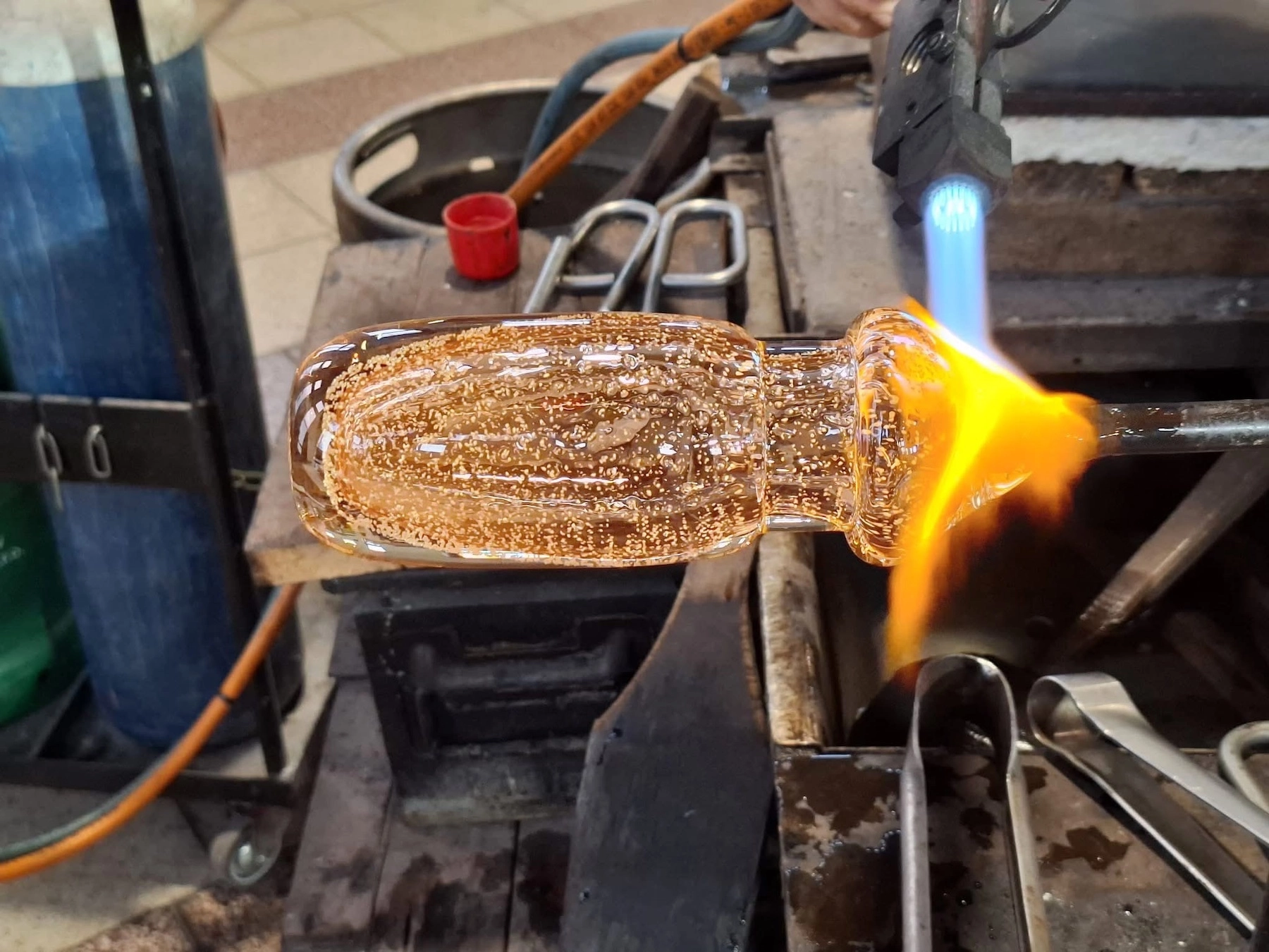 travail du verre soufflé pour créer un luminaire